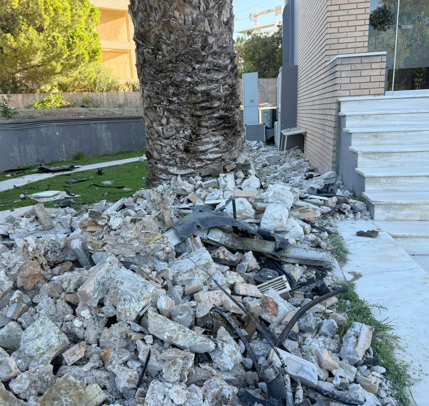Τρεις νεκροί σε τροχαίο στη Γλυφάδα, το ΙΧ τους «καρφώθηκε» σε μάντρα, εικόνες από τα συντρίμμια