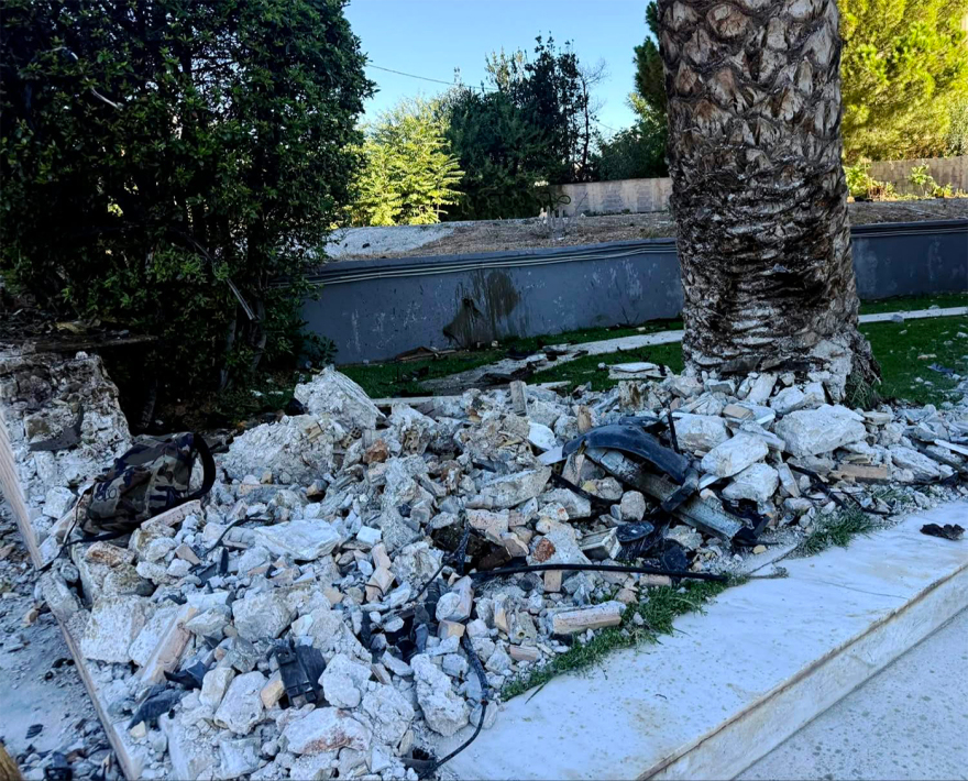 Τρεις νεκροί σε τροχαίο στη Γλυφάδα, το ΙΧ τους «καρφώθηκε» σε μάντρα, εικόνες από τα συντρίμμια