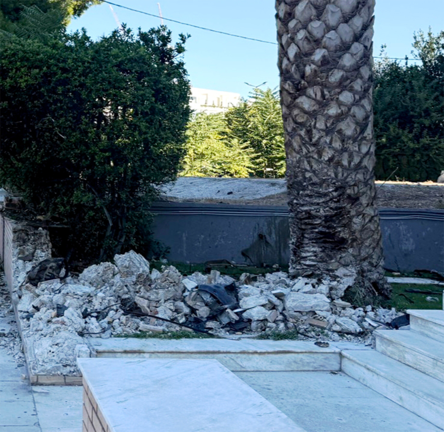 Τρεις νεκροί σε τροχαίο στη Γλυφάδα, το ΙΧ τους «καρφώθηκε» σε μάντρα, εικόνες από τα συντρίμμια