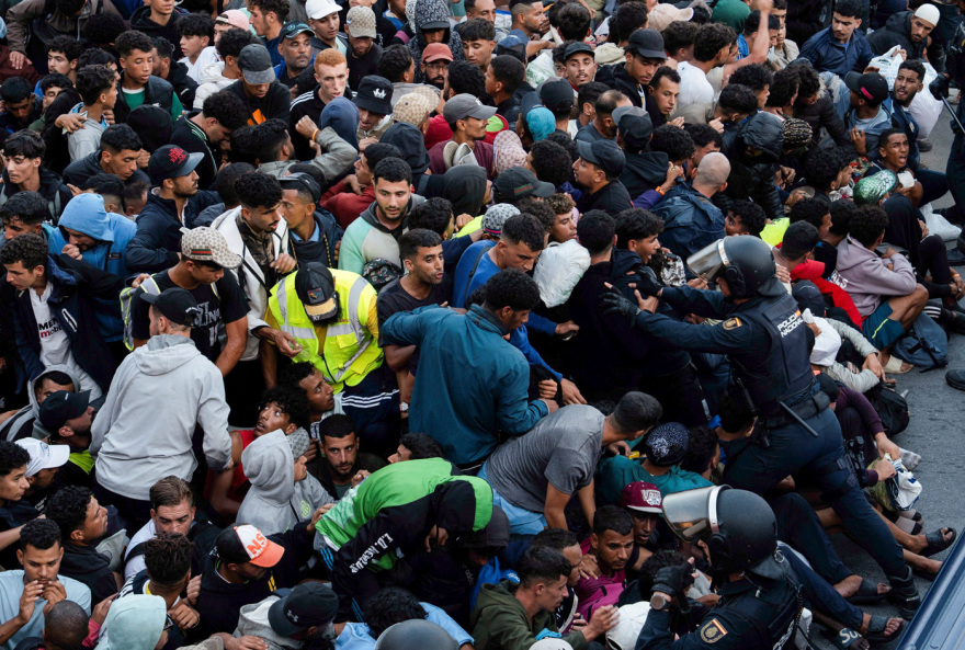 Η Θέουτα «βράζει» ξανά: Σοβαρά επεισόδια, χιλιάδες μετανάστες στους δρόμους για μια θέση στον νέο καταυλισμό, βίντεο