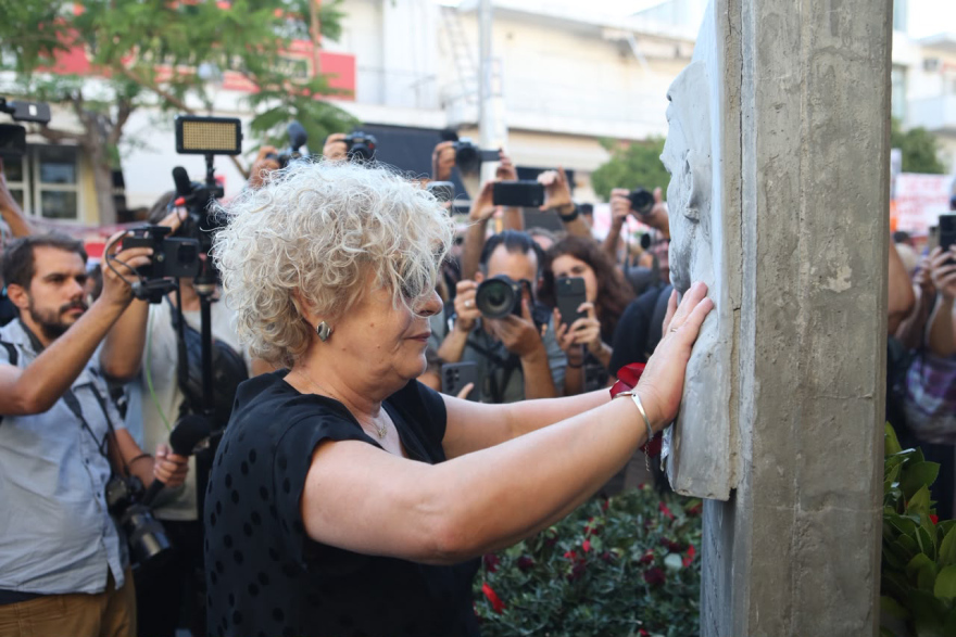 Κόκκινο τριαντάφυλλο άφησε η Μάγδα Φύσσα στο μνημείο του Παύλου, σε εξέλιξη συγκέντρωση στο Κερατσίνι, βίντεο και φωτογραφίες