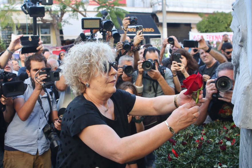 Κόκκινο τριαντάφυλλο άφησε η Μάγδα Φύσσα στο μνημείο του Παύλου, σε εξέλιξη συγκέντρωση στο Κερατσίνι, βίντεο και φωτογραφίες