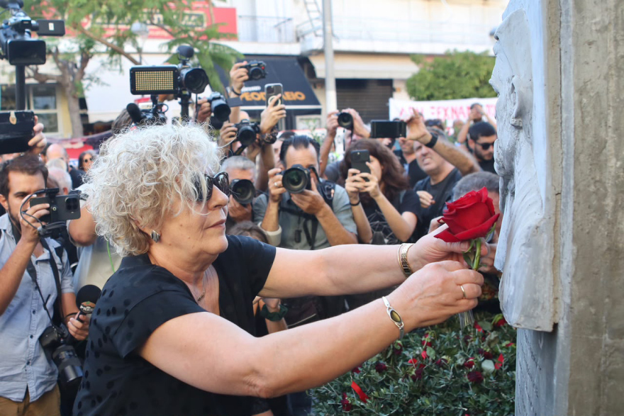 Κόκκινο τριαντάφυλλο άφησε η Μάγδα Φύσσα στο μνημείο του Παύλου, σε εξέλιξη συγκέντρωση στο Κερατσίνι, βίντεο και φωτογραφίες
