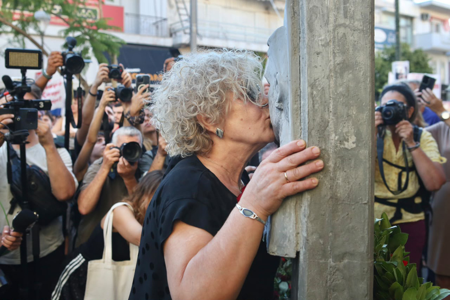 Κόκκινο τριαντάφυλλο άφησε η Μάγδα Φύσσα στο μνημείο του Παύλου, σε εξέλιξη συγκέντρωση στο Κερατσίνι, βίντεο και φωτογραφίες