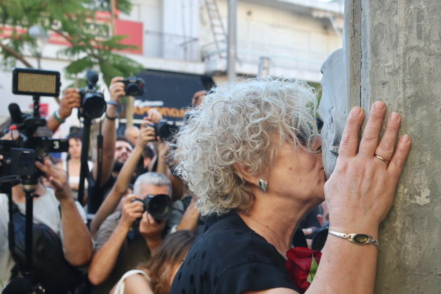 Κόκκινο τριαντάφυλλο άφησε η Μάγδα Φύσσα στο μνημείο του Παύλου, σε εξέλιξη συγκέντρωση στο Κερατσίνι, βίντεο και φωτογραφίες