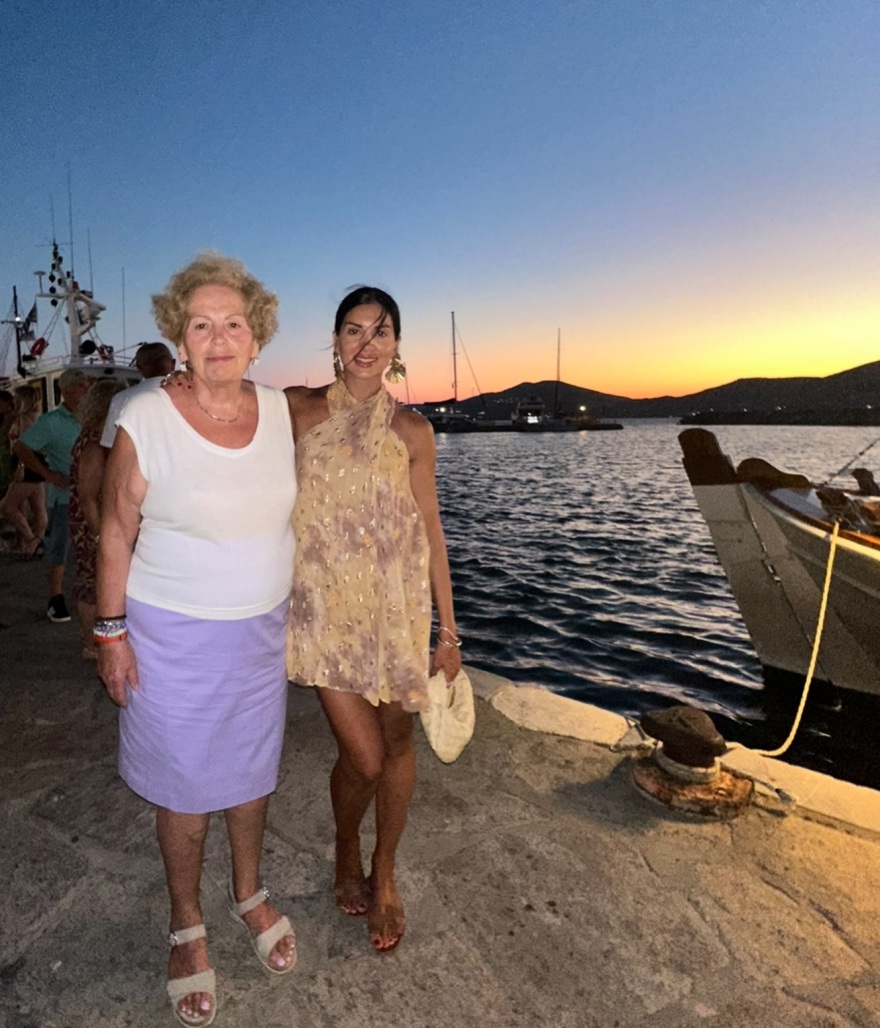 Η Σταματίνα Τσιμτσιλή ποζάρει με τη μητέρα της στο Instagram