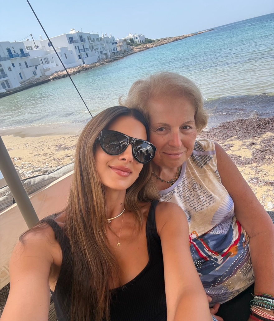 Η Σταματίνα Τσιμτσιλή ποζάρει με τη μητέρα της στο Instagram
