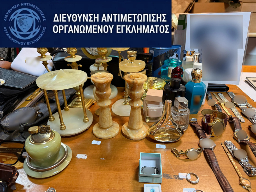Βίντεο από τη δράση της σπείρας που ρήμαζε σπίτια στην Αττική, τα «σημάδια» στις πόρτες και το κόλπο με την κόλλα
