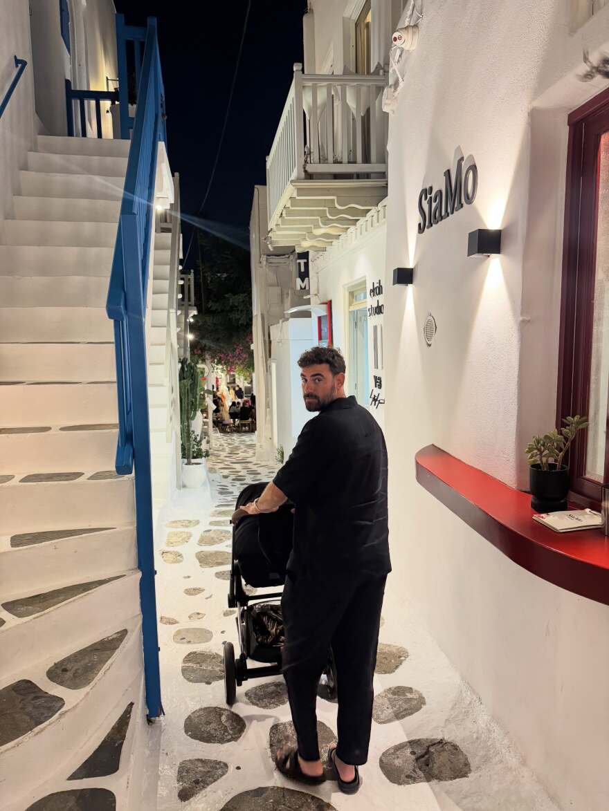 Ο Νίκος Πολυδερόπουλος έκανε διακοπές στη Μύκονο με την οικογένειά του: Οι φωτογραφίες που ανέβασε με τον γιο του