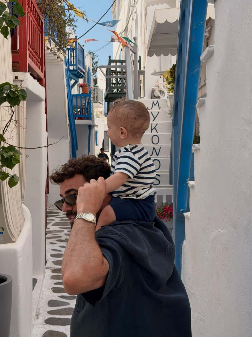 Ο Νίκος Πολυδερόπουλος έκανε διακοπές στη Μύκονο με την οικογένειά του: Οι φωτογραφίες που ανέβασε με τον γιο του
