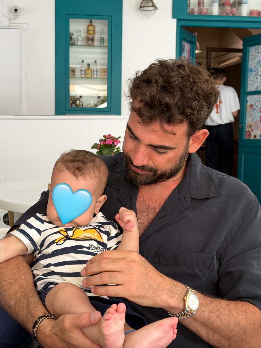 Ο Νίκος Πολυδερόπουλος έκανε διακοπές στη Μύκονο με την οικογένειά του: Οι φωτογραφίες που ανέβασε με τον γιο του