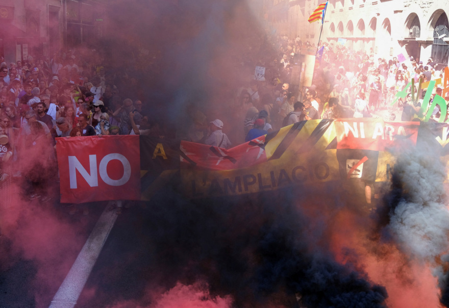 Ισπανία: Χιλιάδες πολίτες διαδήλωσαν κατά της επέκτασης των αεροδρομίων σε Βαρκελώνη, Μαγιόρκα και Ίμπιζα