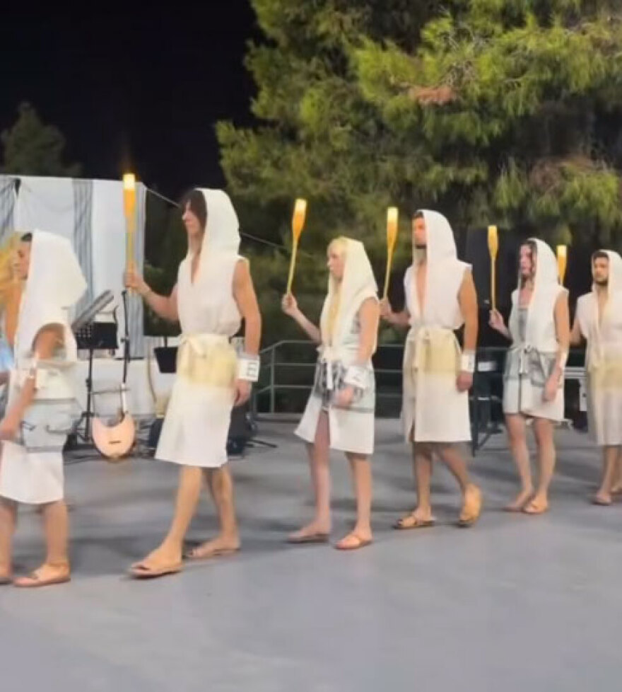 Πασαρέλα με μανδύες και δάδες: Δείτε φωτογραφίες και βίντεο από τα αρχαιοελληνικά καλλιστεία στο Γαλάτσι