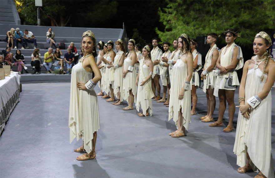 Πασαρέλα με μανδύες και δάδες: Δείτε φωτογραφίες και βίντεο από τα αρχαιοελληνικά καλλιστεία στο Γαλάτσι