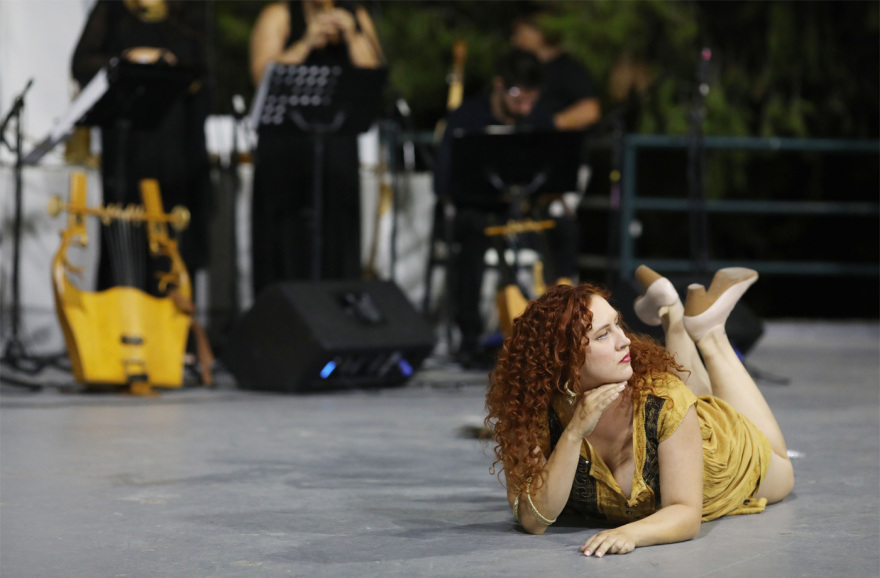 Πασαρέλα με μανδύες και δάδες: Δείτε φωτογραφίες και βίντεο από τα αρχαιοελληνικά καλλιστεία στο Γαλάτσι