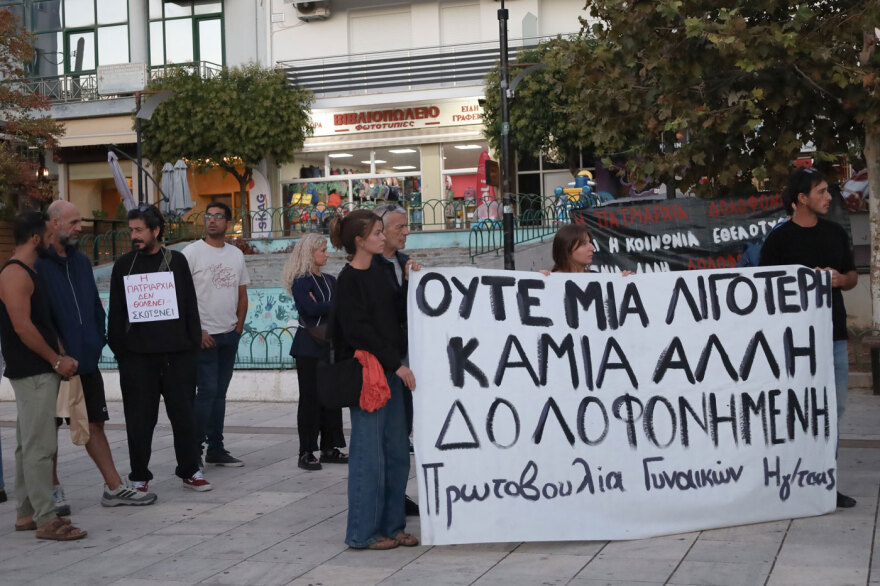 Πορεία στην Ηγουμενίτσα για την 25χρονη Πηνελόπη μέχρι το σημείο όπου δολοφονήθηκε, στις 11 το πρωί η κηδεία, δείτε φωτογραφίες