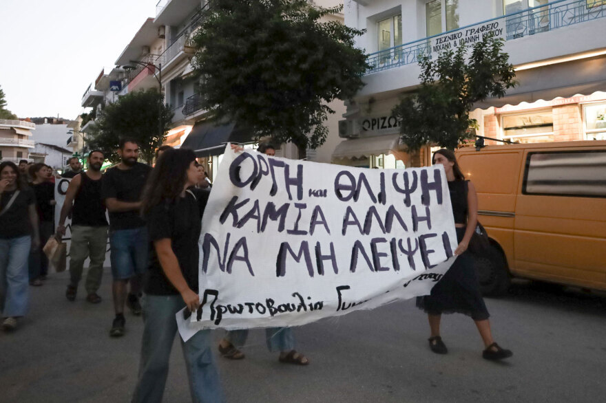 Πορεία στην Ηγουμενίτσα για την 25χρονη Πηνελόπη μέχρι το σημείο όπου δολοφονήθηκε, στις 11 το πρωί η κηδεία, δείτε φωτογραφίες