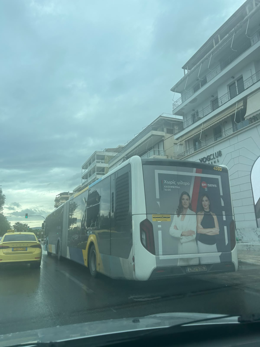 Έσπασε το πίσω τζάμι λεωφορείου μετά από σύγκρουση με φορτηγό στον Άλιμο, δείτε φωτογραφίες 
