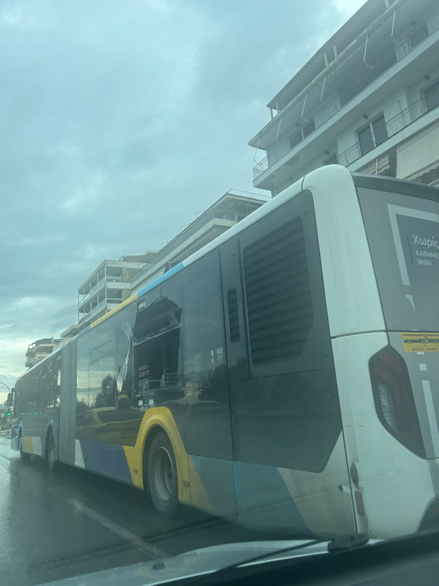 Έσπασε το πίσω τζάμι λεωφορείου μετά από σύγκρουση με φορτηγό στον Άλιμο, δείτε φωτογραφίες 
