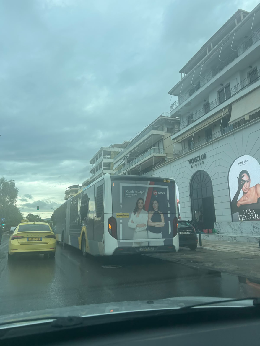 Έσπασε το πίσω τζάμι λεωφορείου μετά από σύγκρουση με φορτηγό στον Άλιμο, δείτε φωτογραφίες 
