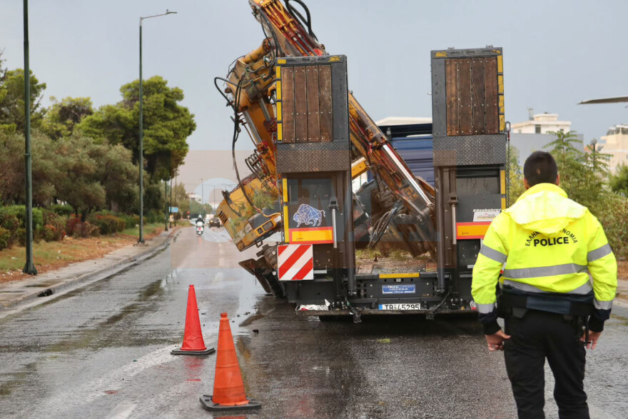 Μπουλντόζα έφυγε πάνω από νταλίκα που «δίπλωσε» στη λεωφ. Βουλιαγμένης, δείτε βίντεο