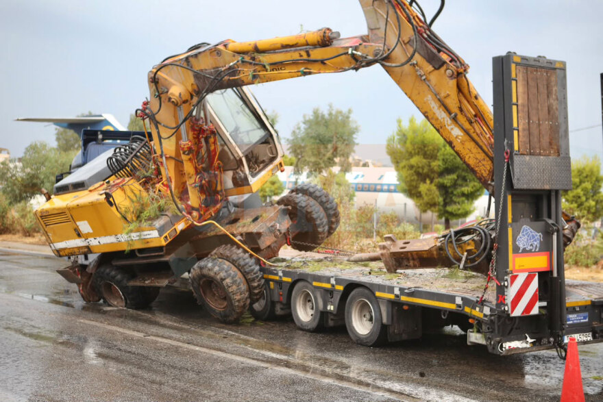 Μπουλντόζα έφυγε πάνω από νταλίκα που «δίπλωσε» στη λεωφ. Βουλιαγμένης, δείτε βίντεο