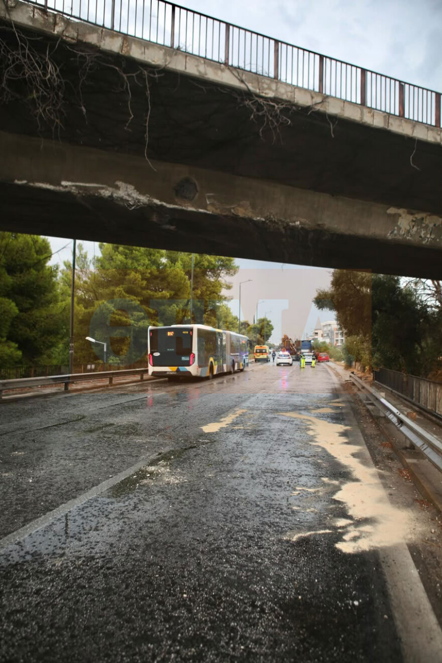 Μπουλντόζα έφυγε πάνω από νταλίκα που «δίπλωσε» στη λεωφ. Βουλιαγμένης, δείτε βίντεο