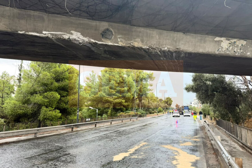 Μπουλντόζα έφυγε πάνω από νταλίκα που «δίπλωσε» στη λεωφ. Βουλιαγμένης, δείτε βίντεο