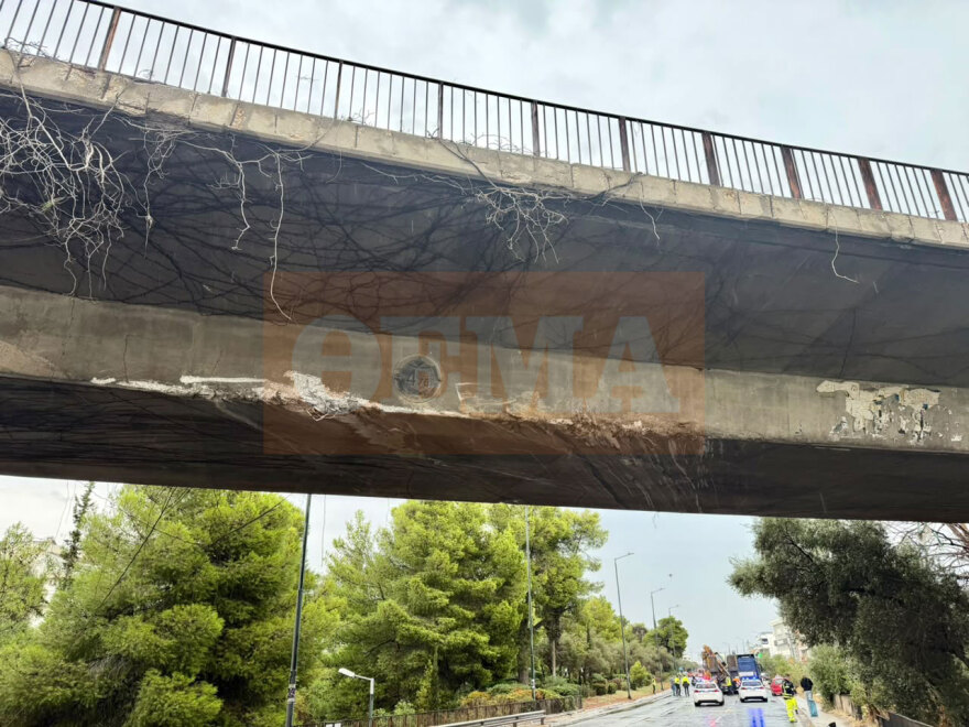 Μπουλντόζα έφυγε πάνω από νταλίκα που «δίπλωσε» στη λεωφ. Βουλιαγμένης, δείτε βίντεο