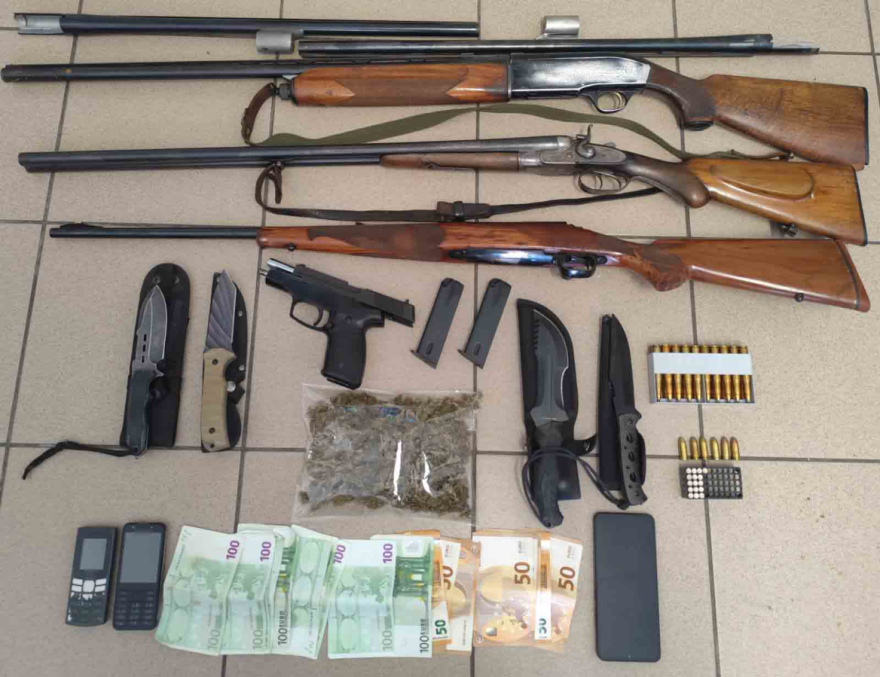 Κατασχέθηκαν πάνω από 81 κιλά κάνναβης και όπλα στην Σπάρτη, δύο συλλήψεις
