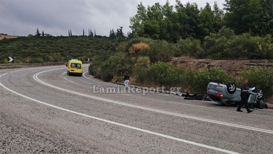 Τροχαίο με ανατροπή αυτοκινήτου έξω από τη Λαμία, δείτε φωτογραφίες
