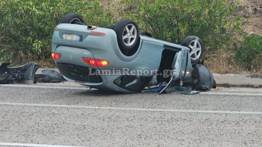 Τροχαίο με ανατροπή αυτοκινήτου έξω από τη Λαμία, δείτε φωτογραφίες
