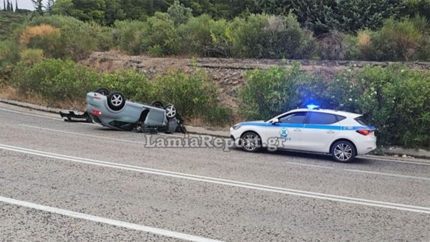 Τροχαίο με ανατροπή αυτοκινήτου έξω από τη Λαμία, δείτε φωτογραφίες

