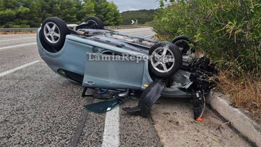 Τροχαίο με ανατροπή αυτοκινήτου έξω από τη Λαμία, δείτε φωτογραφίες
