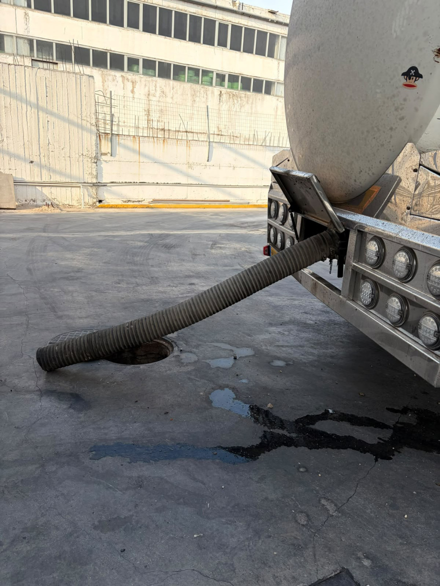 Βυτιοφόρο έριχνε μέσω φρεατίου στον Κηφισό βιομηχανικά απόβλητα υψηλής οξύτητας  της μπισκοτοβιομηχανίας Παπαδοπούλου - Δύο συλλήψεις, δείτε βίντεο