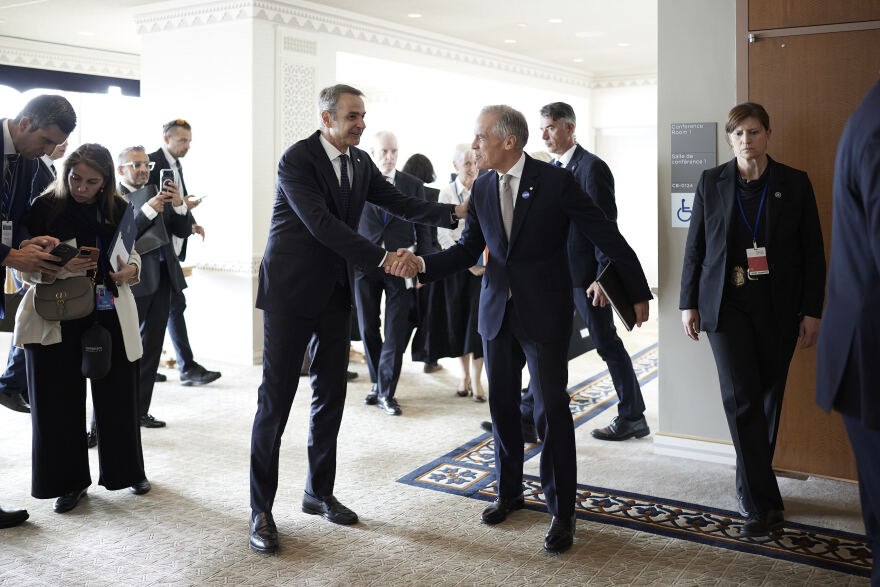 Συνάντηση Μητσοτάκη με τον πρωθυπουργό του Καναδά Μαρκ Κάρνεϊ 