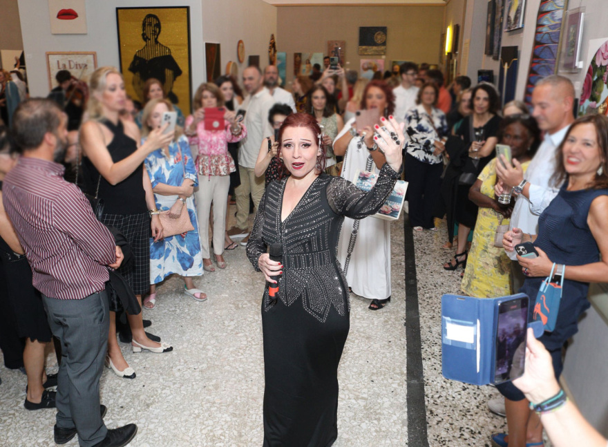 Εγκαινιάστηκε η έκθεση Visions of Maria στον «Παρνασσό» παρουσία της Πρέσβειρας των ΗΠΑ, Κίμπερλι Γκιλφόιλ
