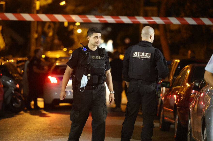 «Τρεις μέρες ούρλιαζε η γυναίκα, νομίζω ότι ο άνδρας είχε μαχαίρι», είπε γείτονας για την ομηρία στη Νίκαια, δείτε βίντεο και φωτογραφίες