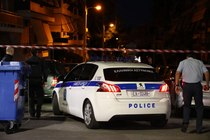 «Τρεις μέρες ούρλιαζε η γυναίκα, νομίζω ότι ο άνδρας είχε μαχαίρι», είπε γείτονας για την ομηρία στη Νίκαια, δείτε βίντεο και φωτογραφίες