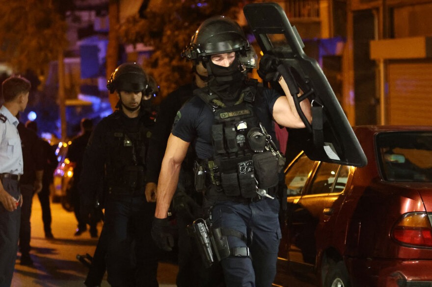 «Τρεις μέρες ούρλιαζε η γυναίκα, νομίζω ότι ο άνδρας είχε μαχαίρι», είπε γείτονας για την ομηρία στη Νίκαια, δείτε βίντεο και φωτογραφίες
