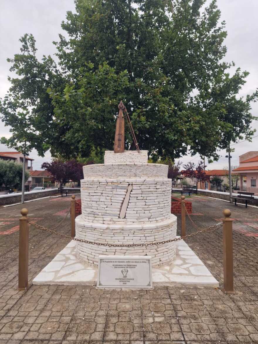 Μια μεγάλη ποντιακή λύρα στήθηκε σε χωριό της Ξάνθης στη μνήμη της Γενοκτονίας των Ποντίων, δείτε εικόνες