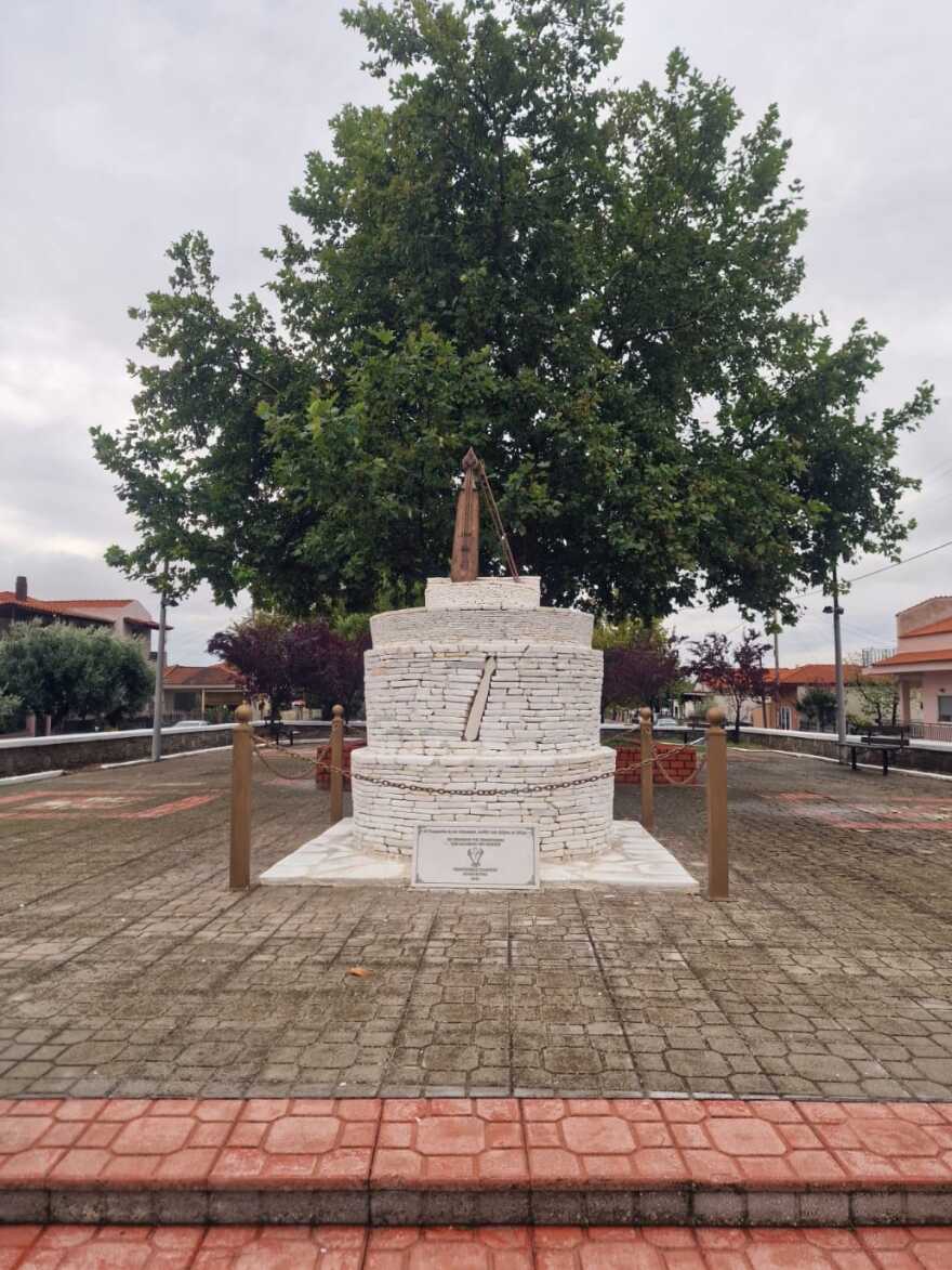 Μια μεγάλη ποντιακή λύρα στήθηκε σε χωριό της Ξάνθης στη μνήμη της Γενοκτονίας των Ποντίων, δείτε εικόνες