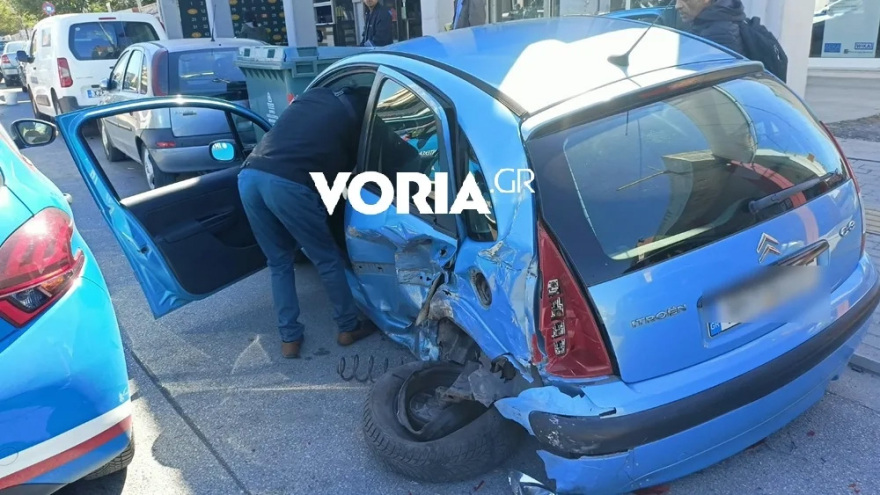 Θεσσαλονίκη: 30χρονος έπαθε επιληπτική κρίση στο τιμόνι, παρέσυρε τρία αυτοκίνητα και μηχανάκι - Δείτε φωτογραφίες και βίντεο