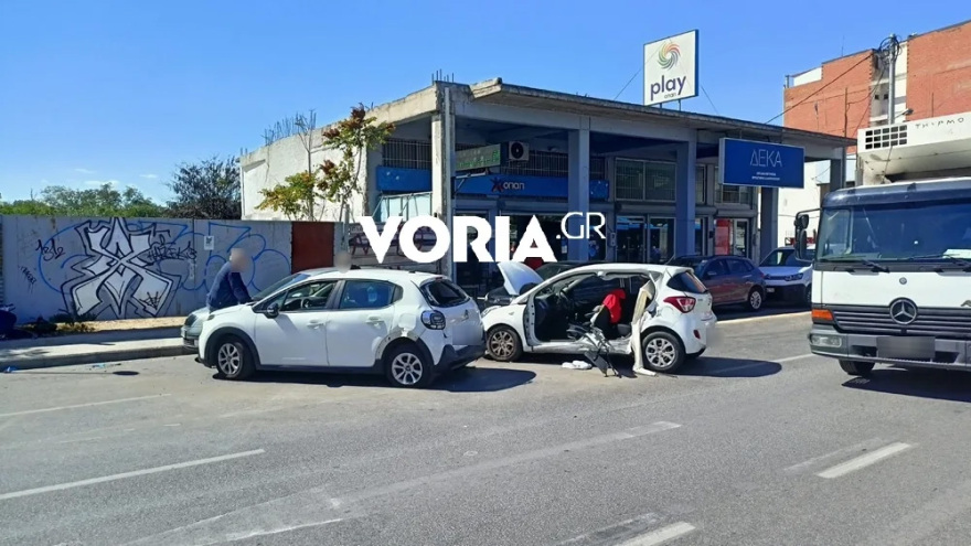Θεσσαλονίκη: 30χρονος έπαθε επιληπτική κρίση στο τιμόνι, παρέσυρε τρία αυτοκίνητα και μηχανάκι - Δείτε φωτογραφίες και βίντεο