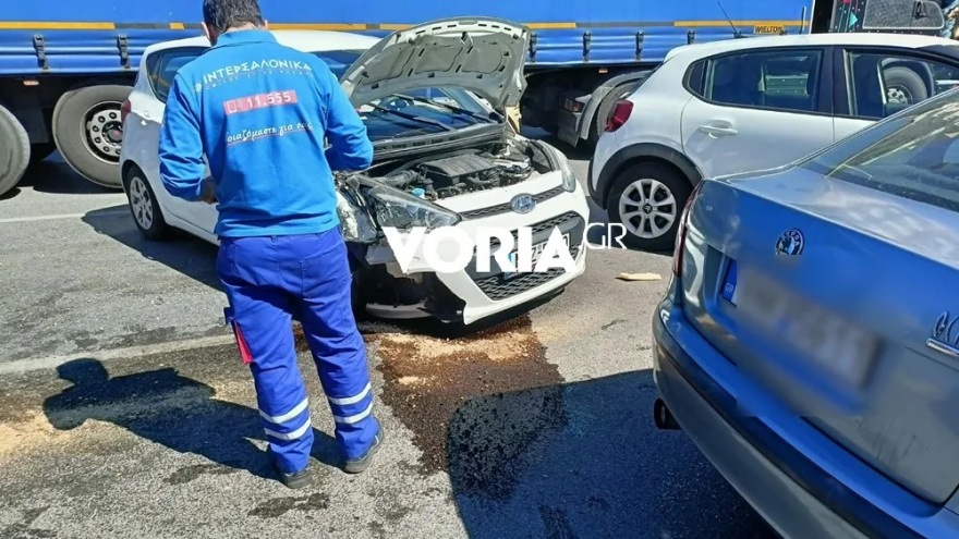 Θεσσαλονίκη: 30χρονος έπαθε επιληπτική κρίση στο τιμόνι, παρέσυρε τρία αυτοκίνητα και μηχανάκι - Δείτε φωτογραφίες και βίντεο