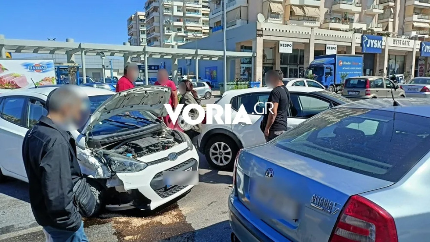 Θεσσαλονίκη: 30χρονος έπαθε επιληπτική κρίση στο τιμόνι, παρέσυρε τρία αυτοκίνητα και μηχανάκι - Δείτε φωτογραφίες και βίντεο