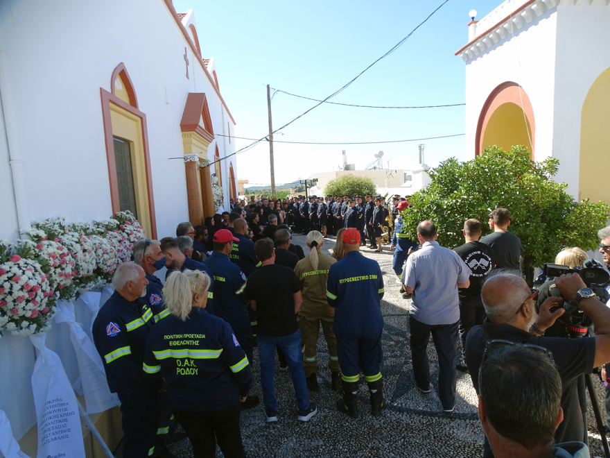 Συγκίνηση στην κηδεία του πυροσβέστη στη Ρόδο που έχασε τη ζωή του ενώ προσπαθούσε να σώσει δύο αναρριχητές