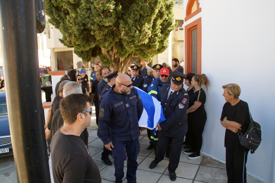 Συγκίνηση στην κηδεία του πυροσβέστη στη Ρόδο που έχασε τη ζωή του ενώ προσπαθούσε να σώσει δύο αναρριχητές