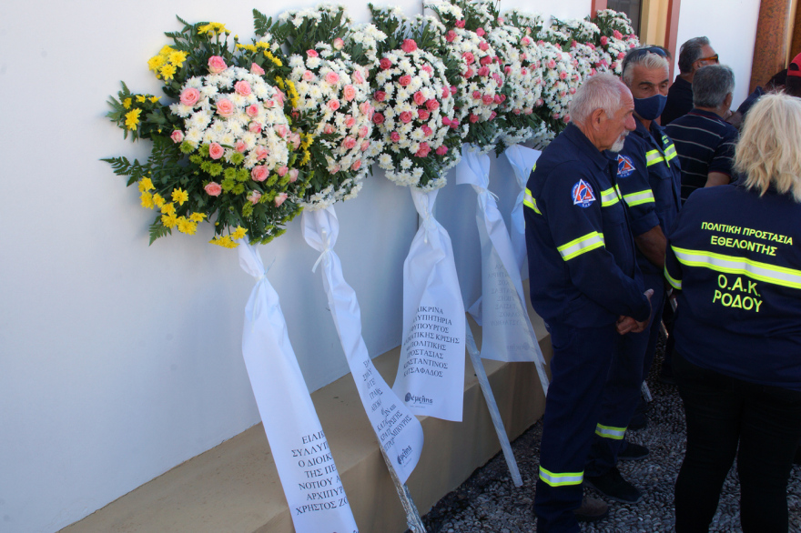 Συγκίνηση στην κηδεία του πυροσβέστη στη Ρόδο που έχασε τη ζωή του ενώ προσπαθούσε να σώσει δύο αναρριχητές