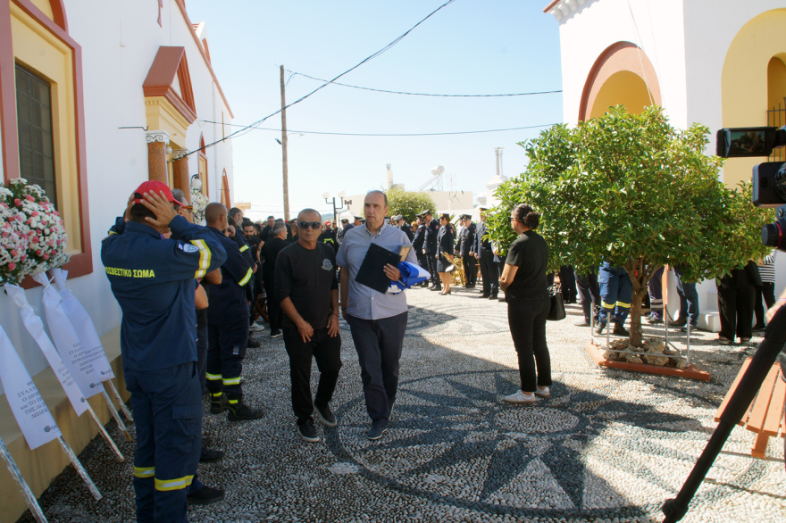 Συγκίνηση στην κηδεία του πυροσβέστη στη Ρόδο που έχασε τη ζωή του ενώ προσπαθούσε να σώσει δύο αναρριχητές